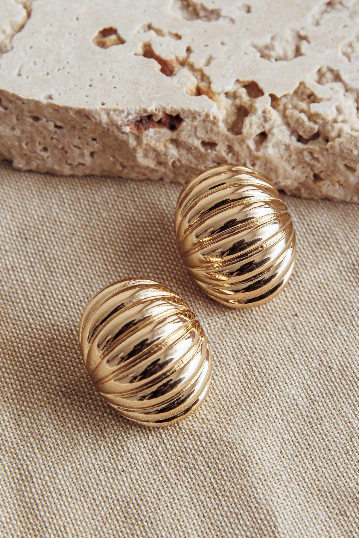 Shelly Ribbed Curve Earrings Gold